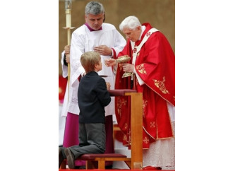 Comunione, in ginocchio o in piedi? Cosa dice la Chiesa